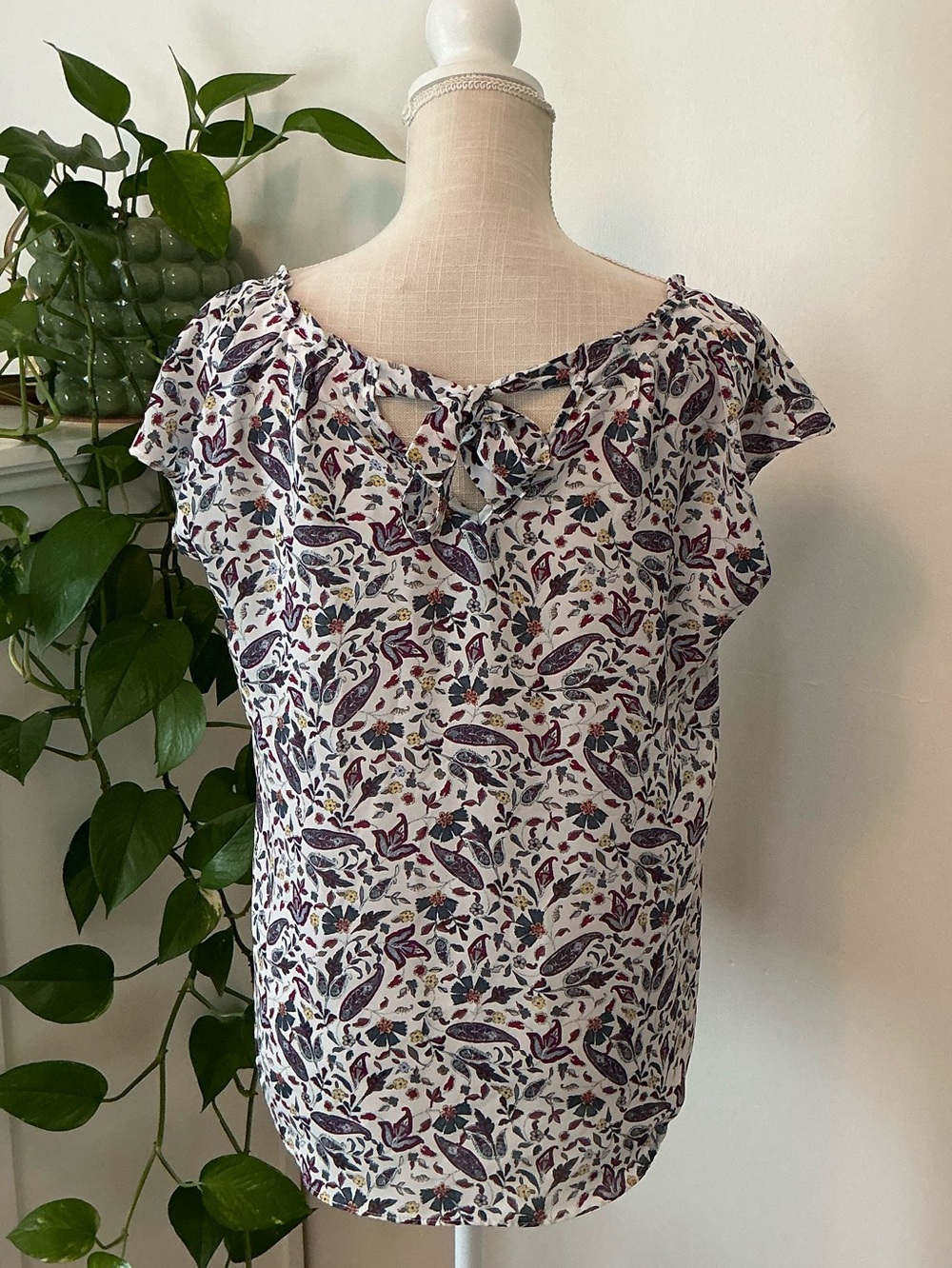 LC Lauren Conrad | White Floral Back Tie Blouse size Medium - Picture 4 of 10